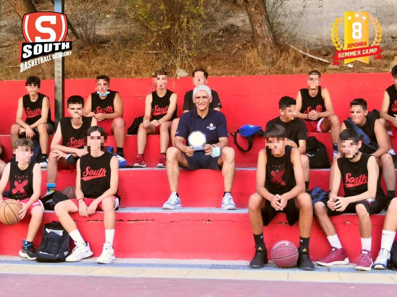 Ο Παναγιώτης Γιαννάκης, σε αναμνηστική φωτογραφία με νεαρούς παίκτες της South Basketball Academy / Photo by: DigitalSapiens.gr