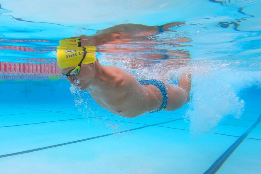 Ο Αμπάς Καρίμι σε υποβρύχια λήψη μέσα στην πισίνα