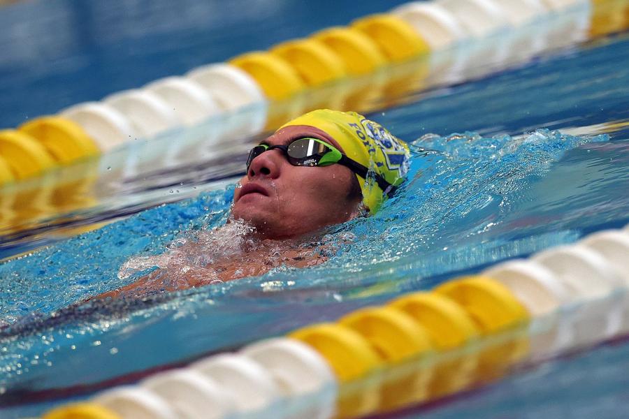 Ο Αμπάς φορώντας το κολυμβητικό σκουφάκι και τα ειδικά γυαλιά κολυμπάει σε έναν από τους διαδρόμους της πισίνας