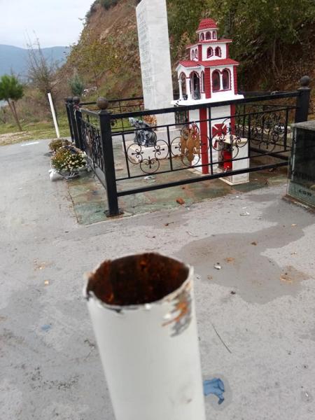 Ντρέπεται κανείς; Έκλεψαν τα κασκόλ του ΠΑΟΚ στο μνημείο των Τεμπών, έκοψαν τα κοντάρια! (pics) 2 252891576 587489525835795 9220689042875096268 n