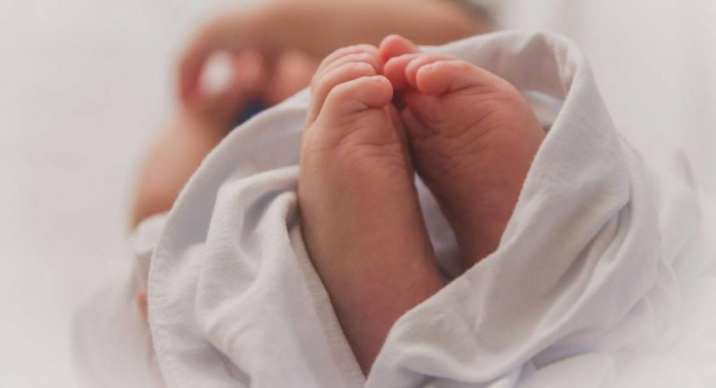 Θρίλερ με βρέφος στη Θεσσαλονίκη: Συνελήφθη δικηγόρος και 20χρονη μητέρα - Δίωξη για εμπορία ανθρώπων