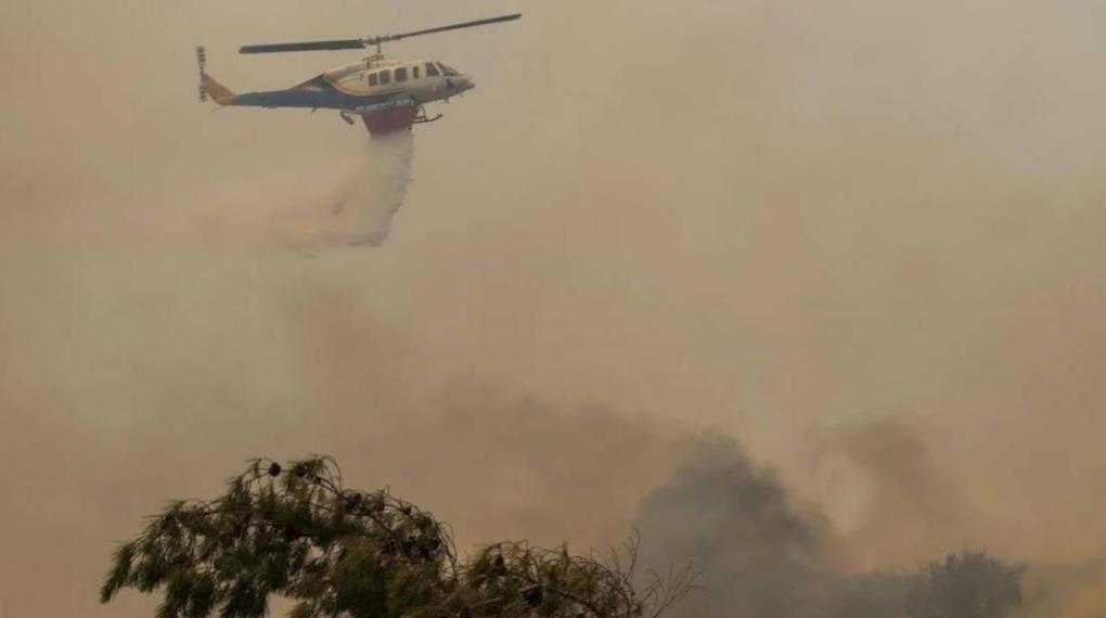 Φωτιά στα Καλύβια - Μεγάλη κινητοποίηση της Πυροσβεστικής, σηκώθηκαν εναέρια μέσα
