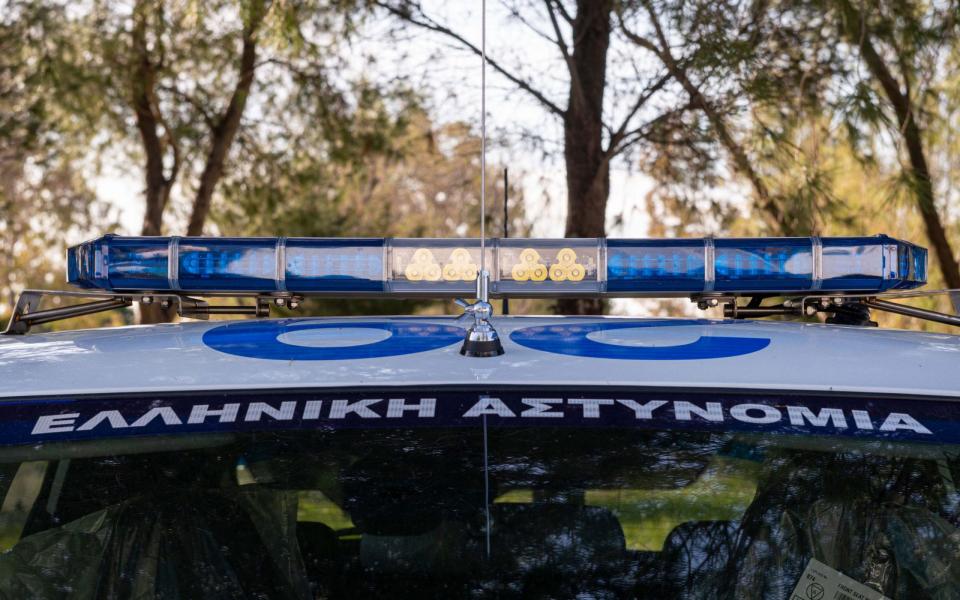 Ψαχνά: Μεθυσμένος χτύπησε πισώπλατα αστυνομικό έξω από καφετέρια