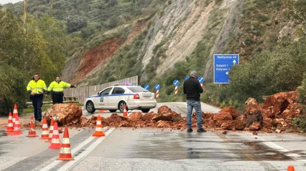 Χανιά: Κατολίσθηση επί του ΒΟΑΚ στα Μεγάλα Χωράφια