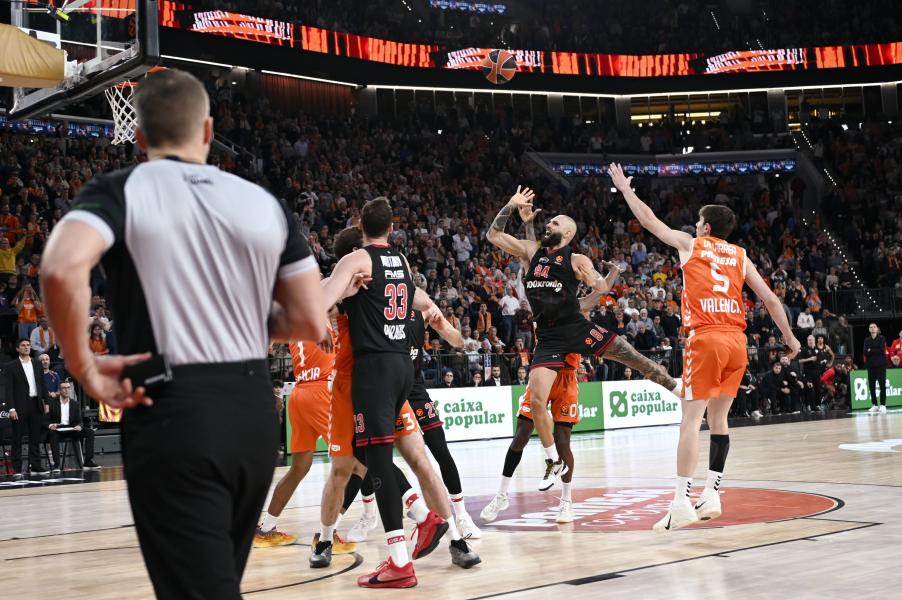 Στα κάγκελα οι Ισπανοί με τη διαιτησία: «Μαφία, ντροπή του Ιερεθουέλο, ούτε με 8 παίκτες δεν νίκησαν τη Βαλένθια»!