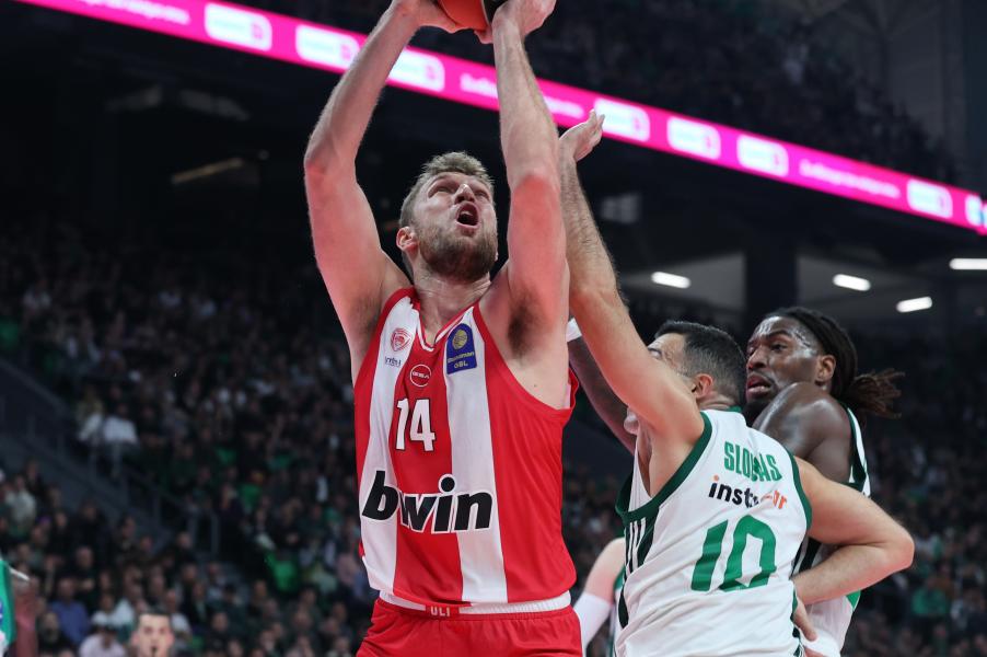 Βολές ο Βεζένκοφ κι αποθέωση στο «T-Center» - Χειροκρότησε ειρωνικά την εξέδρα ο Βούλγαρος!