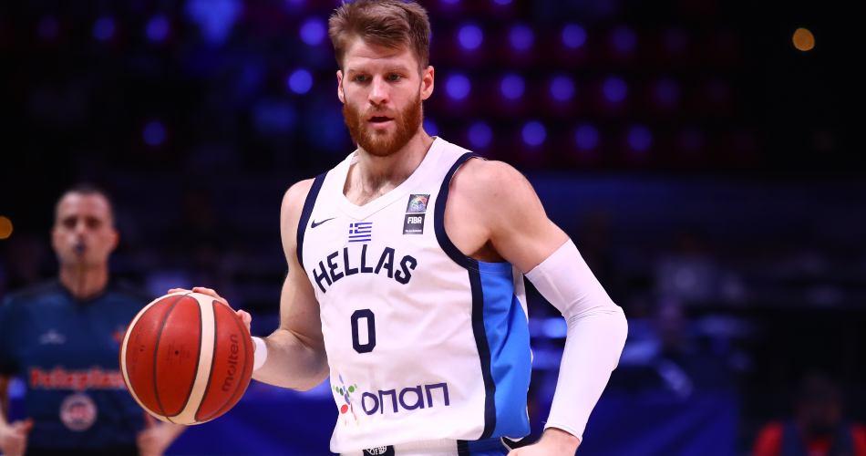 Ευτελίζει τα πάντα ο Ουόκαπ ποστάροντας τον εαυτό του ντυμένο οπλαρχηγό μαζί με τραγούδι για το 1821