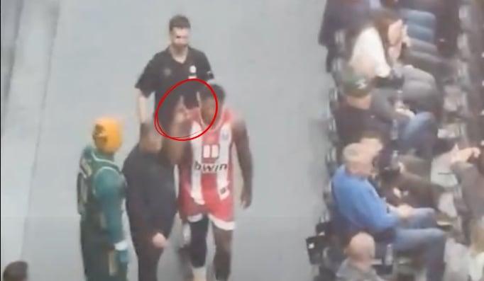 Ξέφυγε ο Τζόουνς: Έδειξε το μεσαίο δάχτυλο στους οπαδούς του Παναθηναϊκού! (pic)