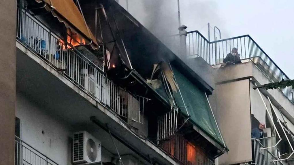 Στο νοσοκομείο δύο ηλικιωμένοι από την πυρκαγιά στο διαμέρισμα στο Γκύζη - Τέθηκε υπό έλεγχο