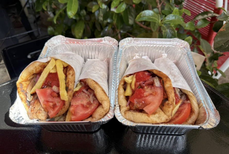 Χωρίς ταμπέλες neon και delivery: Το old school σουβλάκι που οι gourmet σεφ δεν μπορούν να ανταγωνιστούν