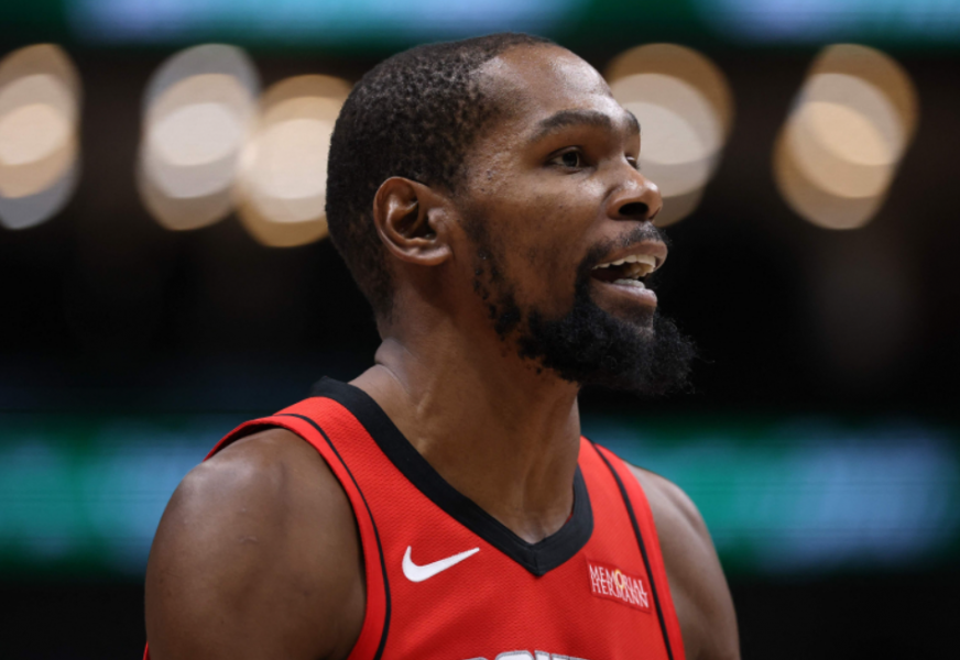 Έξαλλοι οι Γκρίζλις με Ντουράντ: «Παίρνει ευνοϊκά σφυρίγματα»