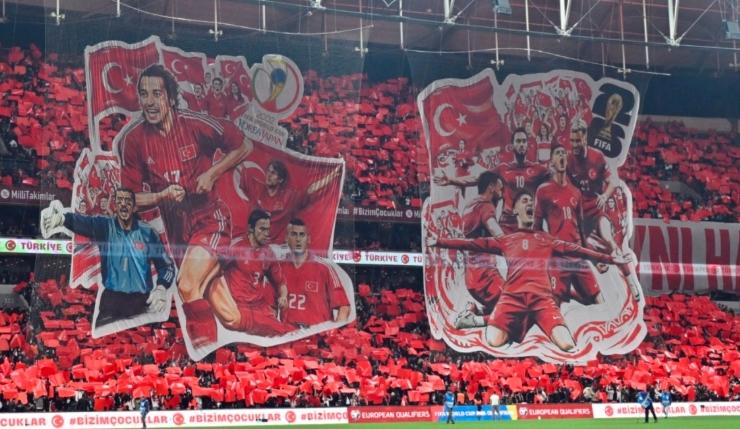 Χωρίς Σουκούρ το πανό με τους κορυφαίους της Τουρκίας – Όταν η πολιτική «σβήνει» έναν θρύλο