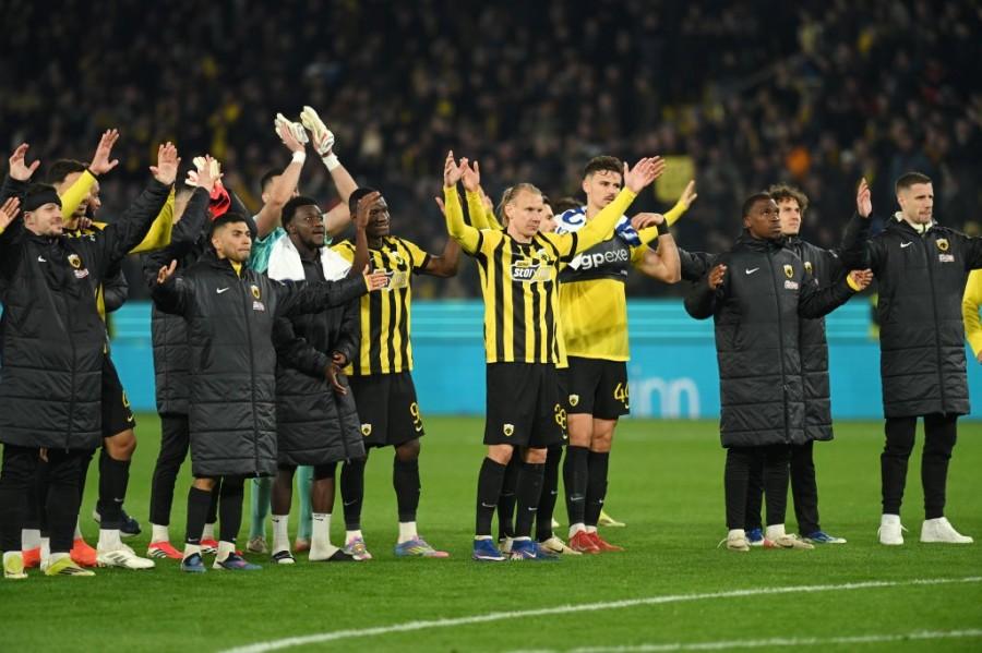 «Πρωτάθλημα θα πάρουμε όλους θα τους τρελάνουμε»: Η αποθέωση των παικτών της ΑΕΚ και ο Μάνταλος στο post game (vid)