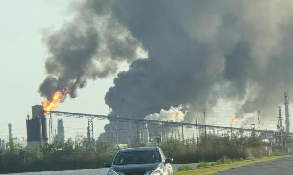 ΗΠΑ: Ισχυρή έκρηξη και φωτιά σε διυλιστήριο στο Πορτ Άρθουρ του Τέξας