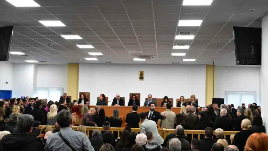 Η δίκη για την τραγωδία των Τεμπών δεν ξεκίνησε ποτέ: 4 διακοπές, εντάσεις, ταλαιπωρία και μια αίθουσα παντελώς ακατάλληλη