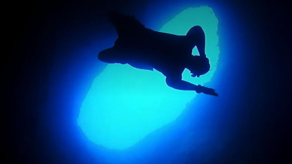 Με αναμμένο φακό εγκλωβίστηκε ο δύτης στο Πηγάδι του Διαβόλου - Πώς θα γίνει η ανάσυρσή του (vid)