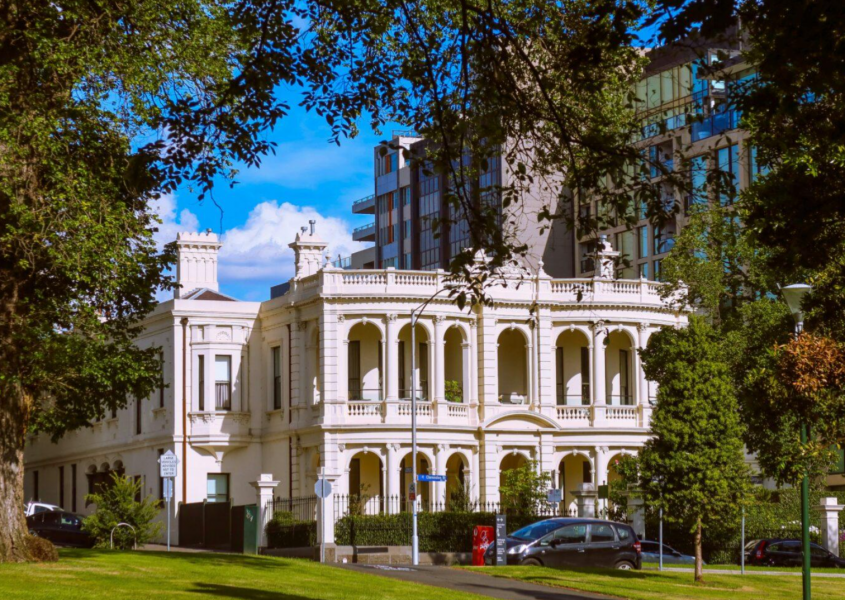 Μέσος μισθός 2700€: 180.000 Έλληνες ζουν και εργάζονται στην καλύτερη πόλη του κόσμου για το 2026