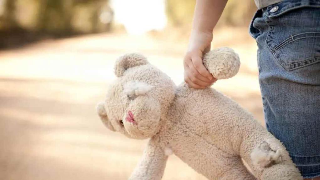 Μαρούσι: 4χρονο κοριτσάκι περιπλανιόταν μόνο στους δρόμους – «Δεν παραμελώ τα παιδιά μου», είπε η μητέρα της