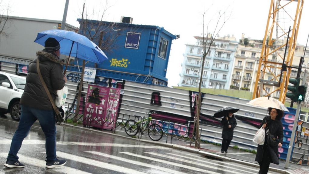 Καιρός σήμερα: Κακοκαιρία σε πολλές περιοχές – Βροχές σε Αττική και Θεσσαλονίκη, χιόνια στο ορεινά