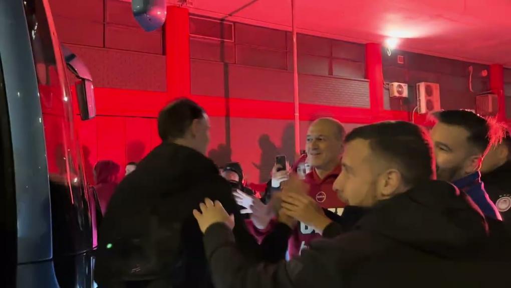 Υποδοχή στο ΣΕΦ για την αποστολή του Ολυμπιακού μετά τη νίκη στο ντέρμπι (vid)