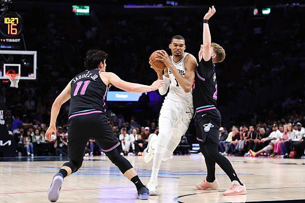 Eπίδειξη δύναμης των Σπερς με επιβλητικό Ουεμπανιάμα