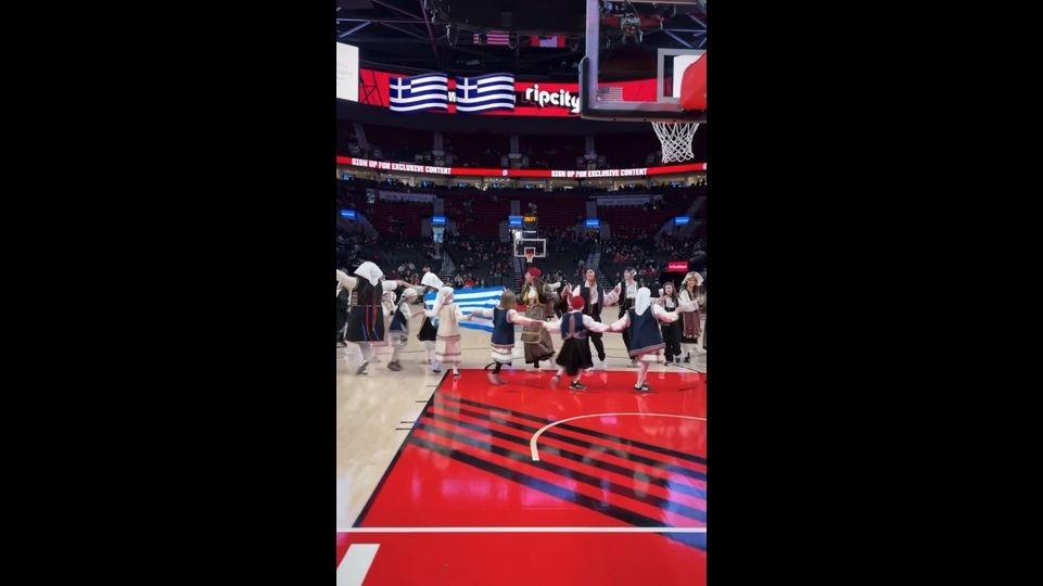 Ελληνικό χρώμα στο NBA: Η Αναστασία «έντυσε» το Moda Center με φόντο τον Αντετοκούνμπο (vid)