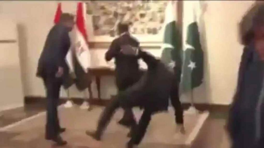 Ο υπουργός Εξωτερικών του Πακιστάν γλίστρησε και έπεσε την ώρα που υποδεχόταν τον Αιγύπτιο ομόλογό του