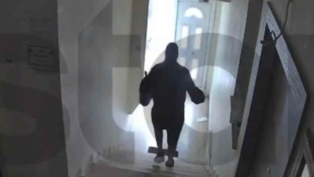 Πέραμα: Η στιγμή που ηλικιωμένη πέφτει θύμα ληστείας και αρχίζει να φωνάζει