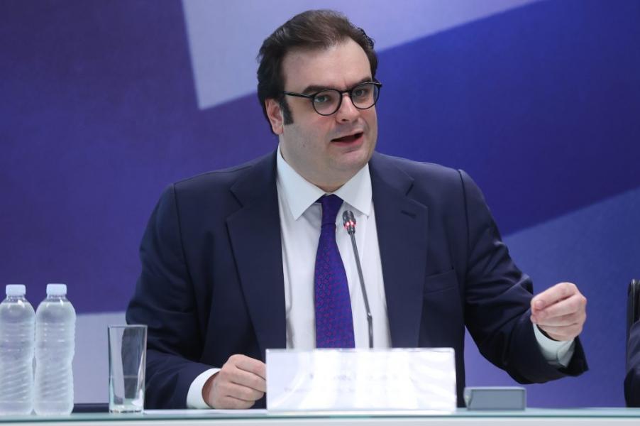 Εξιδείκευση των μέτρων από Πιερρακάκη: Επιδότηση 36 λεπτά στο λίτρο βενζίνης - Fuel Pass 27 ευρώ για ταξί και ΜΜΜ