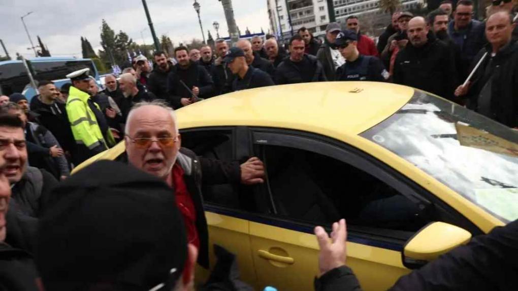 Σύνταγμα: Απεργοί επιτέθηκαν σε οδηγό ταξί που δούλευε, τον έβρισαν και του πέταξαν καφέδες