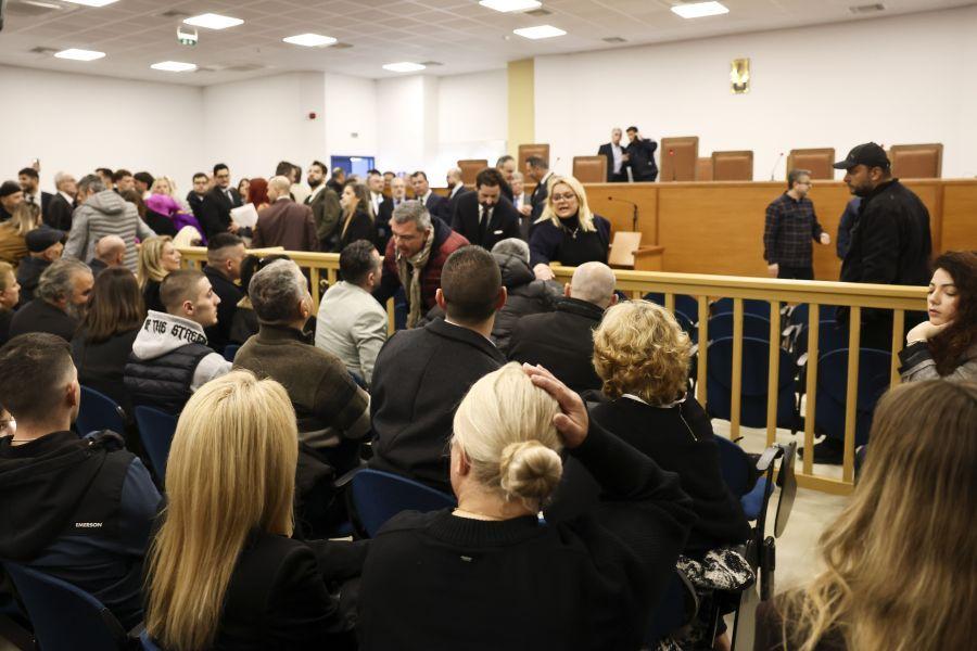 Οι εικόνες ντροπής στην αίθουσα της δίκης και η συμμαχία Φάμελλου με τους ταξιτζήδες