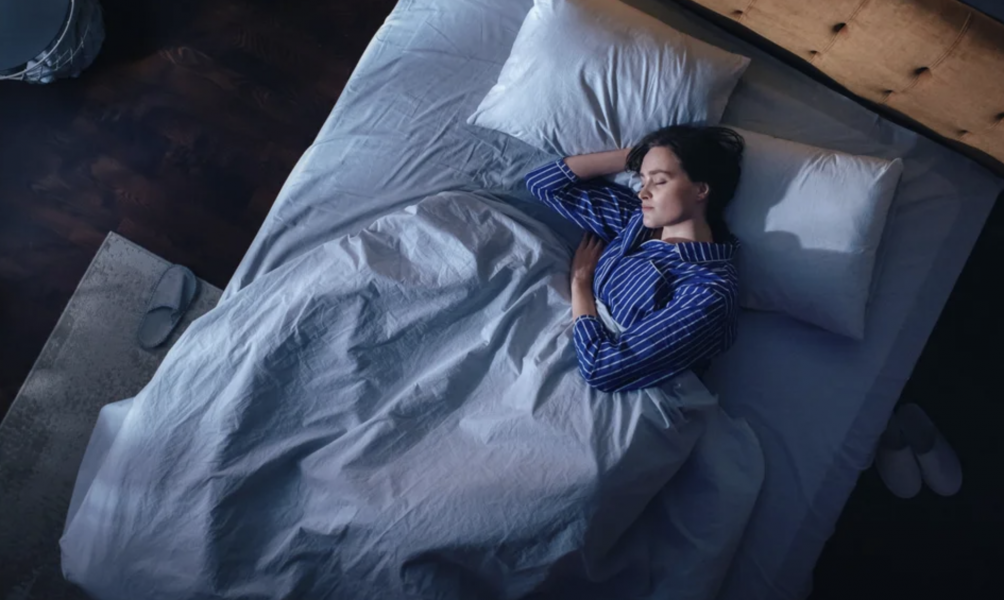 Ξύπνησες πάλι στις 03:00 τα ξημερώματα; Να τι συμβαίνει με τον ύπνο σου