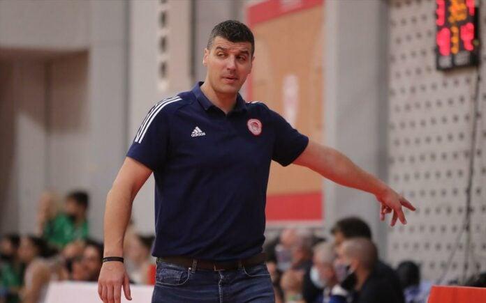 Παντελάκης: «Στον Ολυμπιακό εστιάζουμε στο να βοηθάμε τα παιδιά να παίρνουν σωστές αποφάσεις στο γήπεδο»