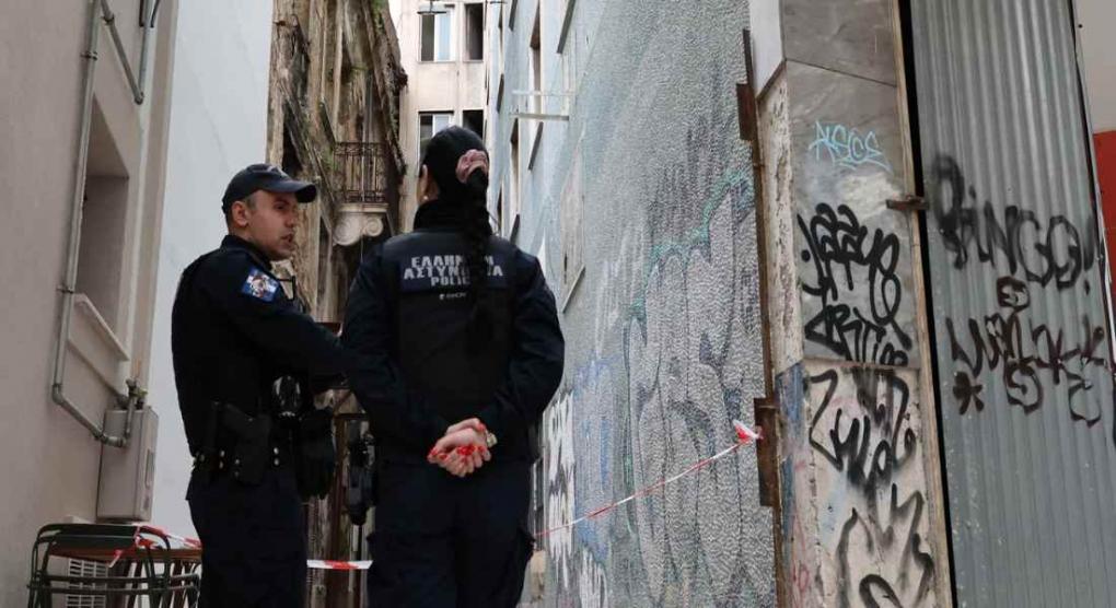 Κάμερα κατέγραψε τι έγινε πριν την πτώση της 30χρονης στην Αθήνα: Ο Ιταλός την έκλεισε έξω από το σπίτι, έσπασε μόνη της το τζάμι