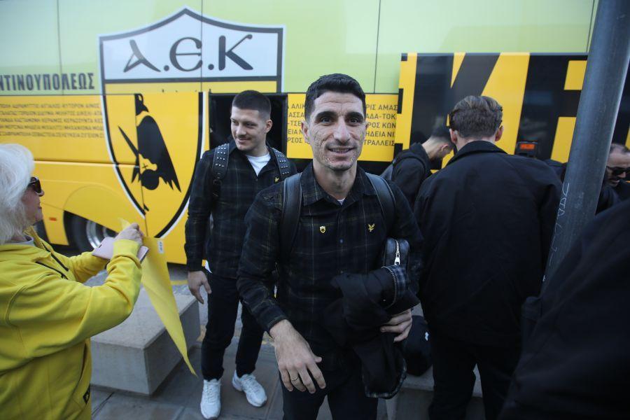 Οπαδοί της ΑΕΚ στο ξενοδοχείο, «ντόπαραν» ψυχολογικά την ομάδα!