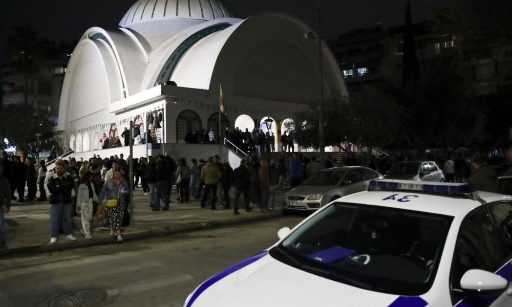 Νέος Κόσμος: Ανάσταση με ΜΑΤ και όχι με μολότοφ - Τρεις συλλήψεις για το «έθιμο»