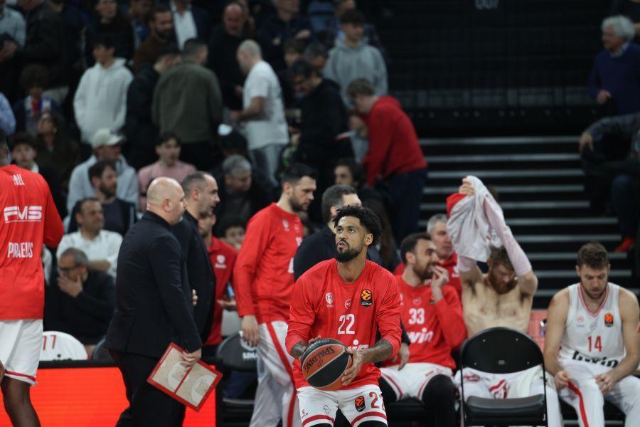 Ένταση με Μπαρτζώκα και Ντόρσεϊ στον πάγκο του Ολυμπιακού