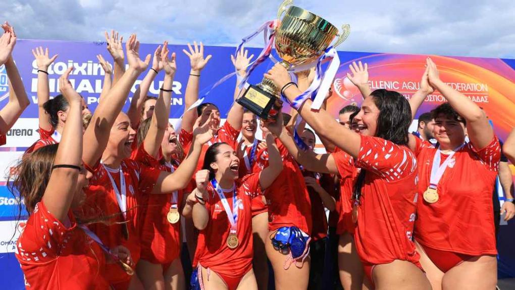 Η απονομή του τροπαίου στον Ολυμπιακό (vid)