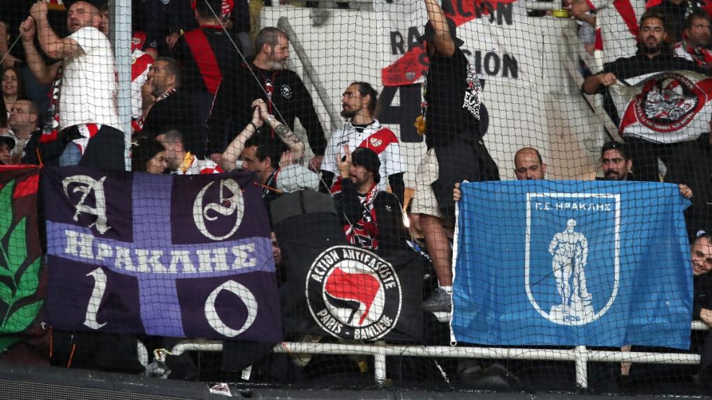 Με πανό του Ηρακλή οι οπαδοί της Ράγιο στην Allwyn Arena