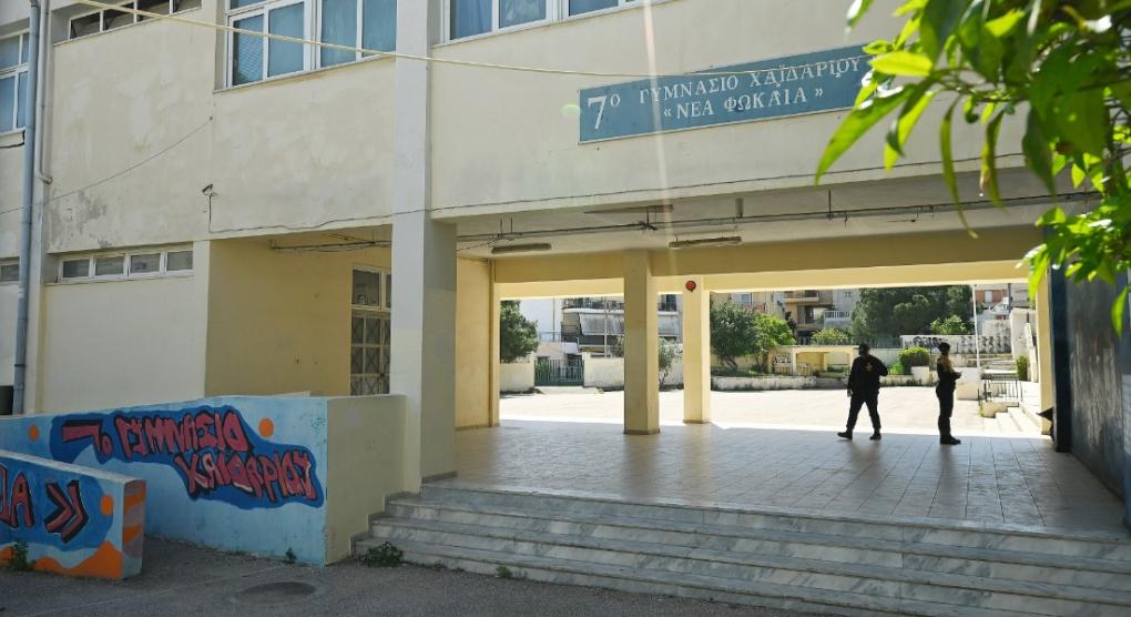 Χαϊδάρι: «Μέσα σε κλάσματα δευτερολέπτου γλίστρησε προς τα πίσω» λέει καθηγήτρια για την 13χρονη μαθήτρια που έπεσε από τον 1ο όροφο του σχολείου της