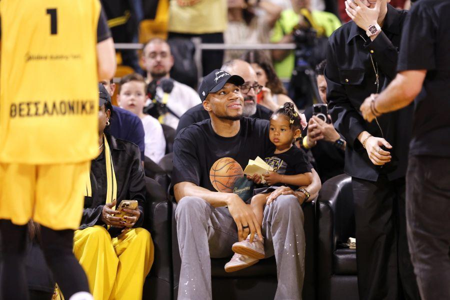 Τρελαμένος ο Αντετοκούνμπο με το Παλέ: «Δεν την περίμενα αυτή την υποδοχή, απίστευτο» (vid)