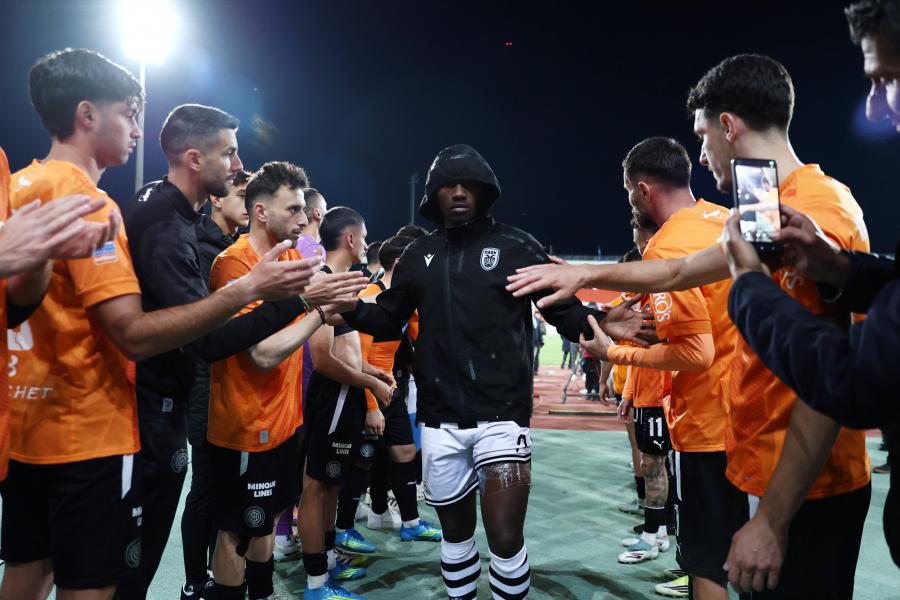 Pasillo από τους παίκτες του ΟΦΗ, αποδοκιμασίες από τους φίλους του ΠΑΟΚ (vid)