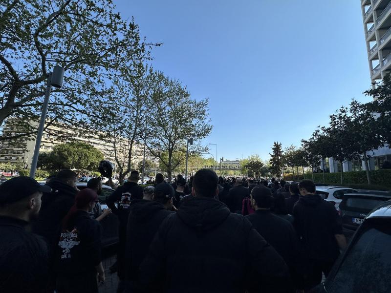 «Ντόπες» από τον κόσμο του ΠΑΟΚ έξω από το Makedonia Palace! (vids)