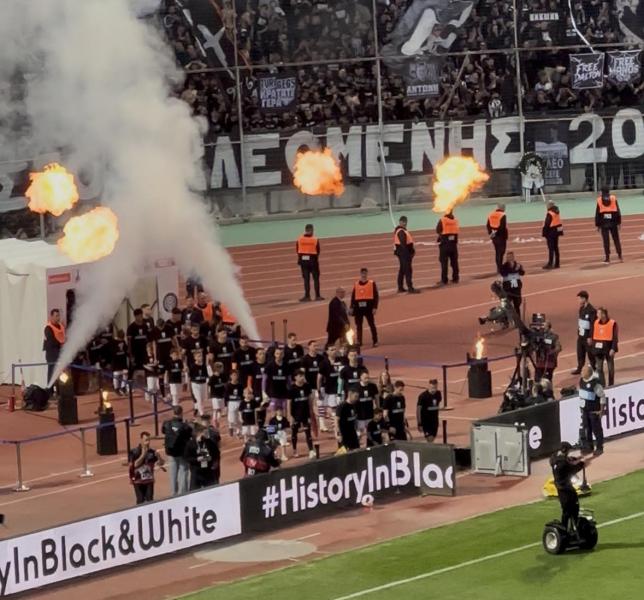 Το τρόπαιο στη... θέση του - Εντυπωσιακή η είσοδος των παικτών (vid)