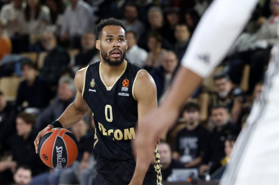 Μεγάλος Οκόμπο: Νόμιζε ότι μπήκε καλάθι, πήρε τη μπάλα κι έκανε άουτ αλλά ο αντίπαλος είχε κάνει airball! (vid)