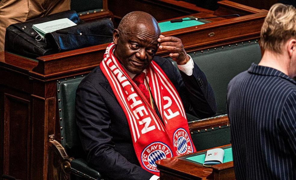 Με κασκόλ της Μπάγερν στο βελγικό κοινοβούλιο!