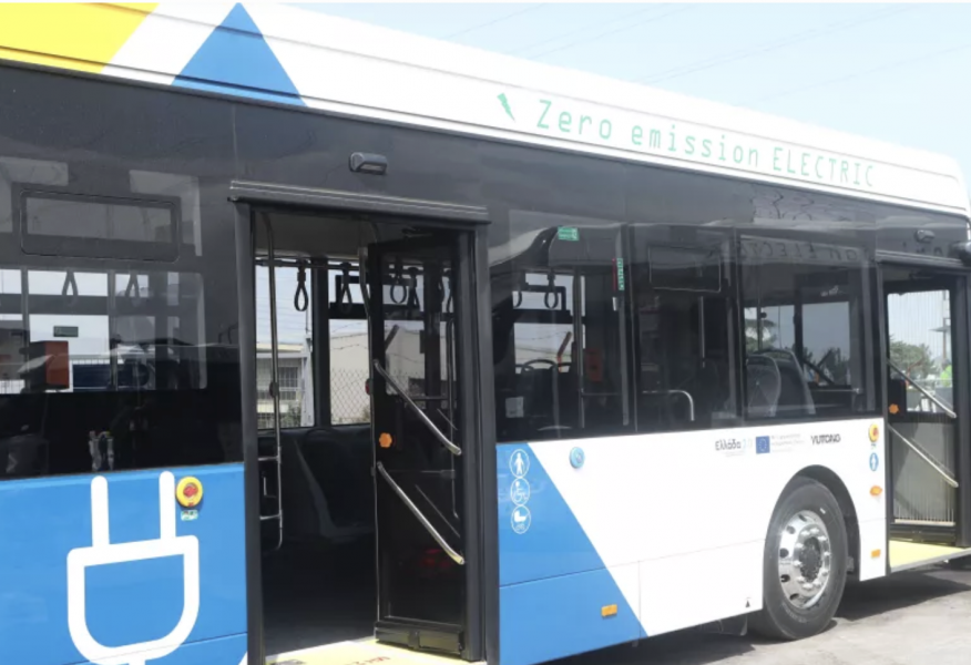 Μάχη για τη ζωή του δίνει ο 17χρονος που παρασύρθηκε από λεωφορείο στον Πειραιά – Τι υποστήριξε ο οδηγός