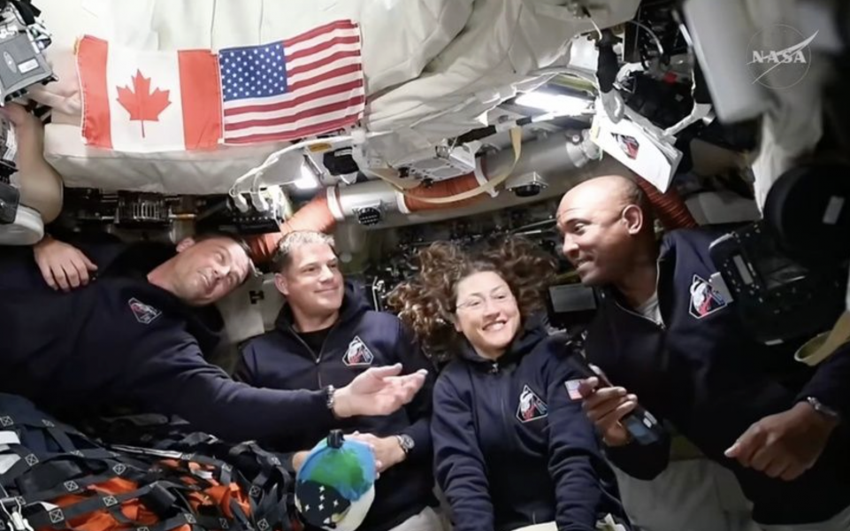 «Είστε σύγχρονοι πρωτοπόροι»: Ο Τραμπ συνομίλησε με τους αστροναύτες της αποστολής Artemis II