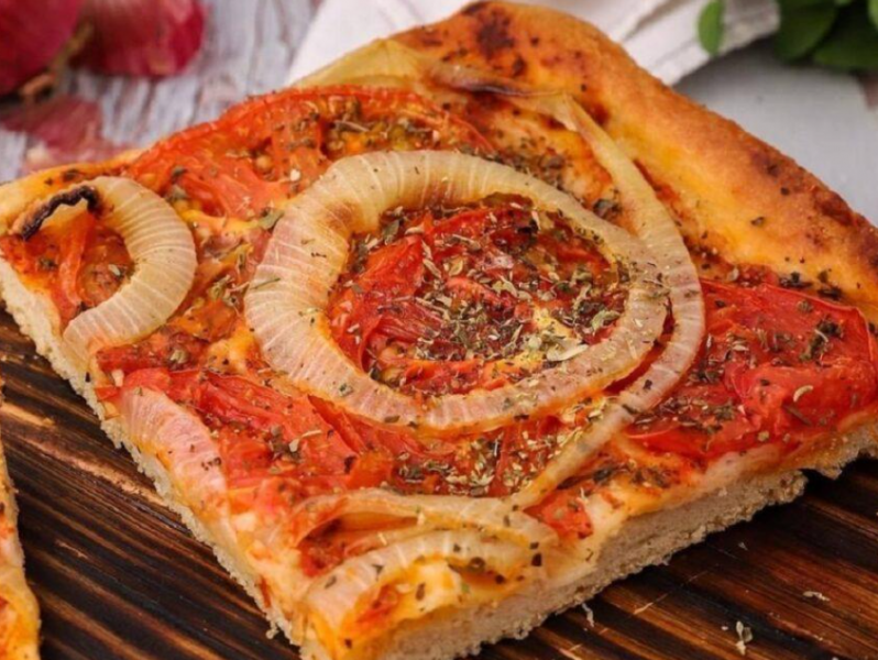 Οι Αθηναίοι έμαθαν τη Λαδένια: Η νηστίσιμη νοστιμιά της Κιμώλου που βάζει κάτω την ιταλική πίτσα