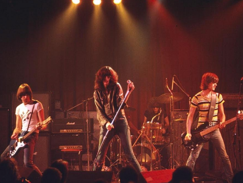 Ο ιδρώτας έσταζε απ’ το ταβάνι σαν βροχή: Η θρυλική συναυλία που κόντεψε να γκρεμίσει το Ρόδον